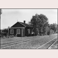 Gunnarslund hållplats. Tillbyggnaden av väntrummet till vänster gjordes 1931 och järnvägen las ned 1961, så någon gång där emellan är bilden tagen. Foto: Bengt Nilsson, Borgholm. 