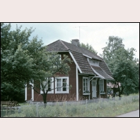 Långlöt station den 25 juli 1979. Ett väldigt trevligt oförändrat stationshus. Foto: Bengt Gustavsson. 