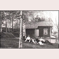 Sågmyra banvaktsstuga omkring 1920. Bilden visar bl.a. banvakten nr 44 Hans Engström och hans hushållerska och en besökande familj. Bild ur Olle Anderssons samling. Foto: Okänd. 