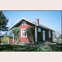Skiljeväxel till Nättraby Norra, bostadshuset den 16 maj 1998. Till höger parallellt med huset gick NAEJ huvudlinje mot Älmeboda. Skiljeväxeln låg utanför bilden till höger och förbindelsespåret in till Nättraby Norra gick i en båge på andra sidan huset. Foto: Bengt Gustavsson. 