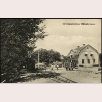 Nättrabyhamn station på 1920-talet. I bakgrunden syns lokstallet/verkstaden med tre portar. Foto: Okänd. 