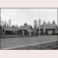 Lövlid station omkring 1937. Eller står det Lövliden, som stationen kom att kallas från den 15 maj 1939 (enligt Järnvägsdata)? Bild från Sveriges Järnvägsmuseum. Foto: Okänd. 