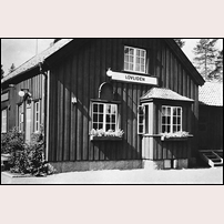 Lövliden station 1938 enligt uppgift i Vilhelmina bildarkiv varifrån bilden hämtats. Enligt Järnvägsdata byttes namnet Lövlid mot Lövliden den 15 maj 1939, varför endera årtalet bör vara oriktigt. Foto: Okänd. 