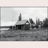 Holmsele hamn omkring 1937. Då var båttrafiken på Malgomaj såväl som järnvägstrafiken på sidolinjen från Lövliden nedlagd sedan flera år. Bild från Sveriges Järvägsmuseum. Foto: Okänd. 