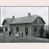 Skepparslöf station 1913. Huset har förlängts åt höger. Bild från Sveriges Järnvägsnuseum. Foto: Okänd. 