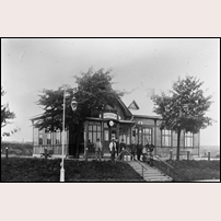Ovesholm station med det nya stationshuset byggt 1908. Foto: Okänd. 