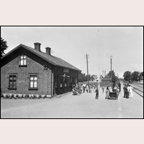 Rinkaby station på en bild från Sveriges Järnvägsmuseum. Tidpunkten anges till ca 1915, före 1930 och omkring 1960. Mer sannolikt är bilden från omkring 1950. Foto: Okänd. 