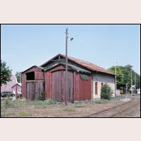 Åhus station den 11 juni 1993. Lokstallet uppfördes i samband med stationens tillkomst 1886 och utbyggdes därefter i omgångar. Ett vidbyggt vattentorn revs på 1960-talet.  Foto: Bengt Gustavsson. 