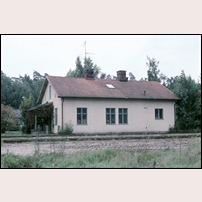 Bromölla äldsta stationshus den 21 september 1994. Sedan 1908 har det varit bostadshus med tre lägenheter (två nere och en på vindsvåningen). 1995 kommer det att rivas. Foto: Bengt Gustavsson. 