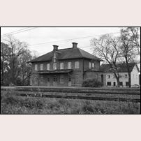 Linghem station den 8 oktober 1981. Det förmodligen bäst bevarade stationshuset av den s.k. Boxholmstypen. Foto: Jöran Johansson. 