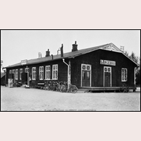Långebro station, första stationshuset troligen på 1930- eller 1940-talet. Det sägs ha fått epitetet "Sveriges fulaste", men så illa var det väl inte. Bild från Sveriges Järnvägsmuseeum. Foto: Okänd. 