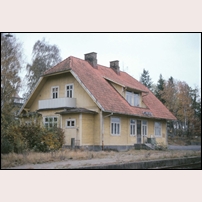 Glimåkra station den 20 oktober 1978. Efter att en längre tid ha stått tomt brändes och revs stationshuset 1980.  Foto: Bengt Gustavsson. 