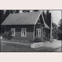Gårrö station 1944 med platsvakten Elin Svensson. Bild från Sveriges Järnvägsmuseum. Foto: Okänd. 