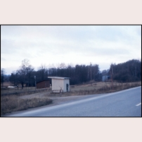 Axeltorp hållplats den 18 december 1972. I bakgrunden syns det kvarstående men nu tomma lokhuset. Foto: Bengt Gustavsson. 