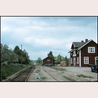 Jämshög station den 26 maj 1984. 1984 var sista året med trafik på bandelen Sölvesborg-Olofström, den 1 oktober var det slut. 
Vid det här tillfället körde museiföreningen ÖSJ ångtågstrafik mellan Olofström och Jämshög och för den skull bevakades stationen tillfälligt. Det var fotografen själv som därigenom kom att bli den siste tågklreraren att anmäla Tåg ut från Jämshög. För ändamålet hade banavdelningens VW-buss i Olofström körts hit för att tjäna som tågexpedition. För tåganmälan hade teleavdelningen satt upp en telefon på stationshusets vägg. 




 Foto: Bengt Gustavsson. 