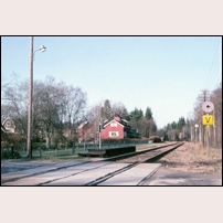 Fälhult station den 4 november 1978, med det enkla hållplatsarrangemanget i förgrunden. Sedan 1966 var Fälhult enbart en hållplats och som sådan nedlagd 1984 samtidigt med att all persontrafik på banan försvann. Foto: Bengt Gustavsson. 