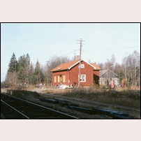 Kärraboda station den 4 november 1978. En plattform, en sittbänk och en plåtstins, mer behövs inte. Foto: Bengt Gustavsson. 