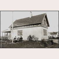 Sjöbobadet kombinerad hållplats- och banvaktsstuga 1912. Bilden är hämtad ur boken Sjöbobanan (Cecilia Hägglund och Rolf Wändel, 2006) och uppges visa banvaktsparet Lars och Ellen Svensson, som tjänstgjorde här 1907-1913.  Foto: Okänd. 