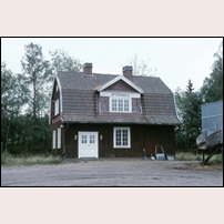 Rydsnäs station den 11 september 1995. Stationshuset har efter nedläggningen av trafiken 1968 tidvis använts av ett industriföretag.  Foto: Bengt Gustavsson. 