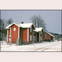Hemsjö station den 9 februari 1978. Fint godsmagasin i bakgrunden. Foto: Bengt Gustavsson. 