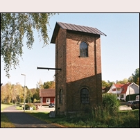 Immeln station den 12 oktober 2012. I bakgrunden stationshuset. Vattentornet inrymmer en utställning om traktens brytning av svart granit (diabas). Foto: Olle Alm. 