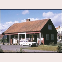 Hohultslätt station den 31 juli 1974. Bilen är en Volvo 145 Express, den bland hantverkare och småföretagare populära Duettens efterföljare. Foto: Bengt Gustavsson. 