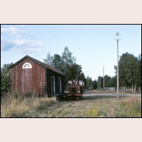Lenhovda station den 9 augusti 1983. Fotoriktning österut (mot Sävsjöström). Lokomotorn är Z4p 232. Foto: Bengt Gustavsson. 