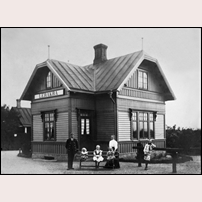 Leråkra station. Stationsmästare Jöns Wendt (1873-1947) poserar med hustru Karna (1875-1957) och barnen (fr.v.) Gunborg (1906-1986), Gerda (1899-1986), Gunhild (1904-1925) och Georg (1897-1972). Bilden uppges vara tagen omkring 1912 men barnens ålder visar att den snarare är tagen omkring 1908. Bild från Sveriges Järnvägsmuseum. Foto: Okänd. 