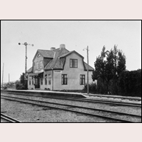 Veddige station med nya stationshuset, bilden är således tagen efter 1920. Bild från Sveriges Järnvägsmuseum. Foto: A.O. 