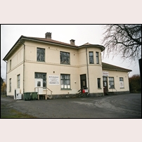 Veinge station gårdssidan den 15 november 2012. En butik och en restaurang finns tydligen i huset. Foto: Olle Alm. 