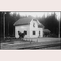 Högberg station troligen på 1920-talet. Bild från Sveriges Järnvägsmuseum. Foto: Okänd. 