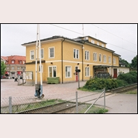 Växjö station den 22 juli 2009. Den gamla stationsbyggnaden (I) från 1865 står fortfarande kvar.  Foto: Olle Alm. 