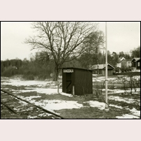 Rångedala station den 25 april 1985, reducerad till hållplats med en öppen väntkur som ersättning för ett riktigt stationshus. Om lite mer än en månad kommer även den att bli överflödig. Bild från Sveriges Järnvägsmuseum. Foto: L O Karlsson. 