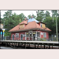 Igelboda station den 22 augusti 2013. Byggnaden skadades genom brand i februari samma år. De gamla träplattformarna är kvar som en kvarleva från järnvägens barndom. Foto: Bengt Gustavsson. 