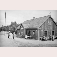 Höllviksnäs hållplats omkring 1950. Bild från Sveriges Järnvägsmuseum. Foto: Okänd. 