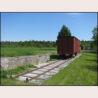 Tjuls station den 31 maj 2013. Vid den f.d. lastkajen i väster står en gammal godsfinka som en del i det lilla järnvägsmuseet på platsen.  Foto: Jöran Johansson. 