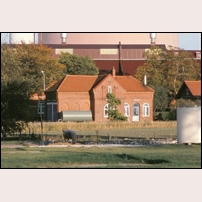 Jordberga station den 2 oktober 1977. I bakgrunden ses en del av Jordberga sockerbruks väldiga anläggning. Den startade sin verksamhet 1891 och las ned efter betkampanjen år 2000. Foto: Bengt Gustavsson. 