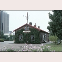 Klagstorp station den 30 juli 1993. Till vänster syns Lantmännens siloanläggning. Foto: Bengt Gustavsson. 