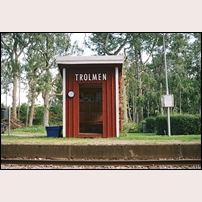 Trolmen station den 1 augusti 2015. Ingen standardkur här inte. Till och med ett "stationsur" finns. Foto: Olle Alm. 