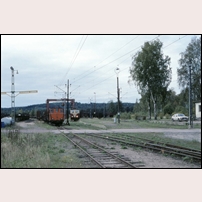 Deje station (NKlJ) den 24 september 1990, med lokomotor USAB 703 och NKlJ 102 med ankommande godståg 9353. Foto: Bengt Gustavsson. 