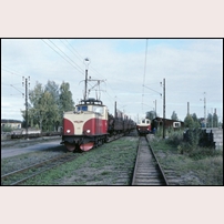 Deje station (NKlJ) den 24 september 1990, NKlJ 102 med avgående godståg 9354 och NKlJ lokomotor Z4p 1. Foto: Bengt Gustavsson. 