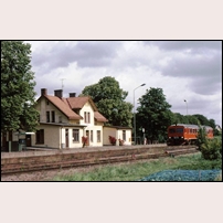 Hova station den 15 juli 1983 med Y1 1273. Foto: Per-Olov Brännlund. 