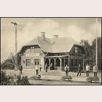 Olsäter station den 18 juli 1908. Bild från Sveriges Järnvägsmuseum. Foto: Adolf Peterson, Deje. 