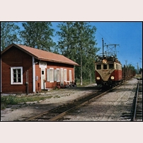 Sundsjön station den 24 juli 1969. Loket är nr 33, tillverkat 1920 av AEG. Bild från Sveriges Järnvägsmuseum. Foto: Okänd. 