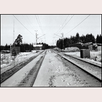 163F/B Runneryd i december 1957. Bilden från Sveriges Järnvägsmuseum är tagen av SJ Signalavdelning för att belysa siktförhållandena i vägövergången. Foto: Okänd, SJ. 
