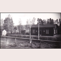 363-364 Lo omkring år 1943. Till vänster ses hållplatsstugan Österlo. Bilden är tillhandahållen av Allan Strömstedt vars far och farfar varit banvakter här. Foto: Okänd. 