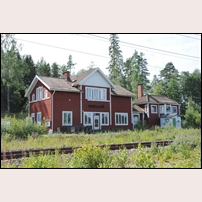 Bredsjö station den 3 augusti 2015. Ny färg, men i övrigt har inte mycket ändrats på 20 år. Foto: Bengt Gustavsson. 