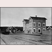 Otterbäcken station 1876 - 1880, en imponerande byggnad. Bild från Sveriges Järnvägsmuseum. Foto: Okänd. 