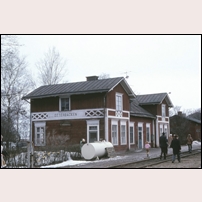Otterbäcken station den 25 mars 1979. Redan på 1800-talet sänktes byggnaden en våning. Bilden är tagen i samband med en SJK-resa. Foto: Bengt Gustavsson. 