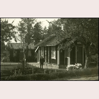 194 Lagmansryd den 6 oktober 1926, innan den tillbyggdes och flyttades. Banvakten på bilden är Otto Almström. Han var föräldrarnas åttonde barn, därav namnet. Nästa barn fick namnet Nino och blev järnvägare i Stockaryd. Bild från Sveriges Järnvägsmuseum. Foto: Okänd. 